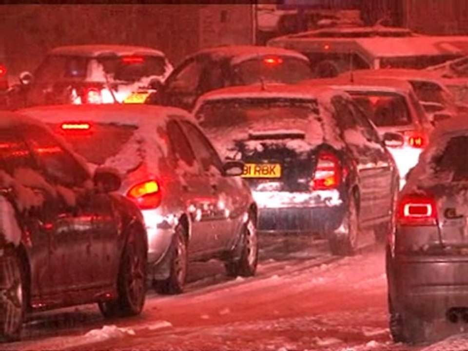 Wintry weather shuts schools and disrupts journey
