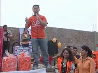 Kenyi lleva alegria a miles de niños por navidad 2009 - SMP