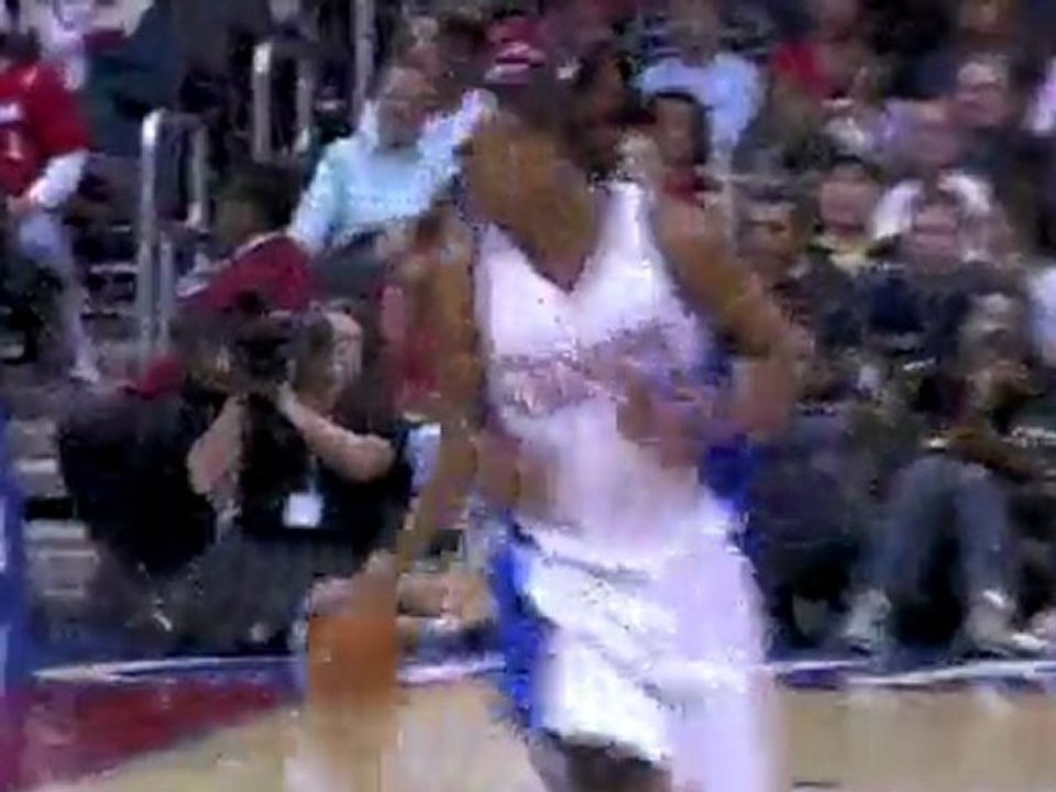 NBA Baron Davis slides a nice pass down the paint to Rasual