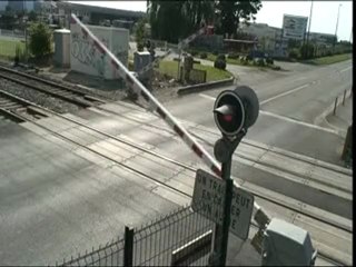 Aux passages à niveau, ralentissez !
