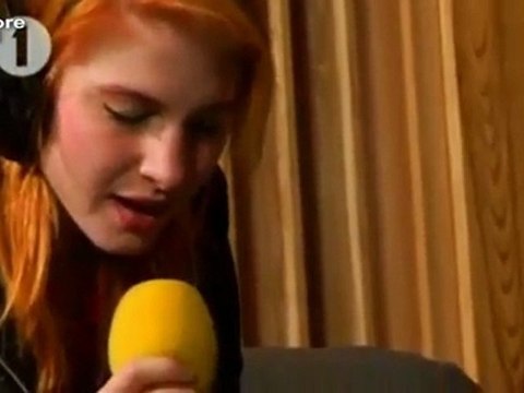 Paramore Brick By Boring Brick et Use Somebody live radio US