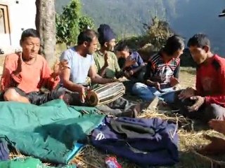 Le EETT nepali band joue une chanson traditionnelle (2)