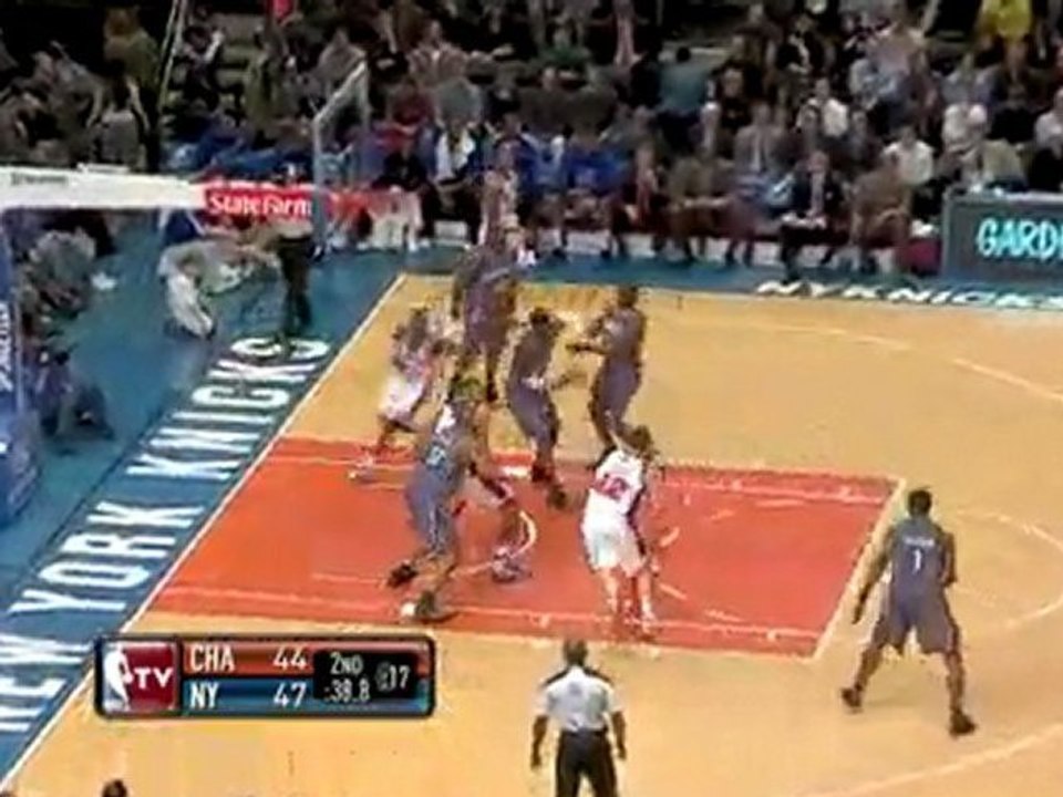 NBA Chris Duhan hits David Lee breaking to the basket for th