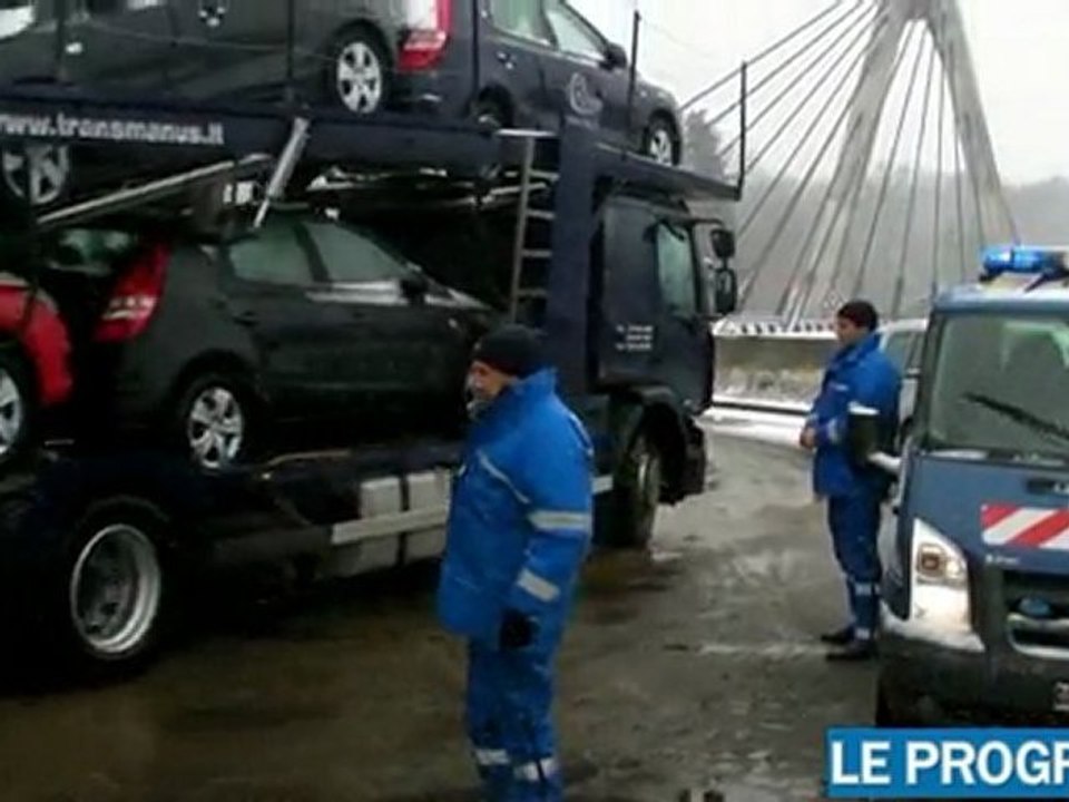 Plusieurs centaines de camions bloqués par la neige