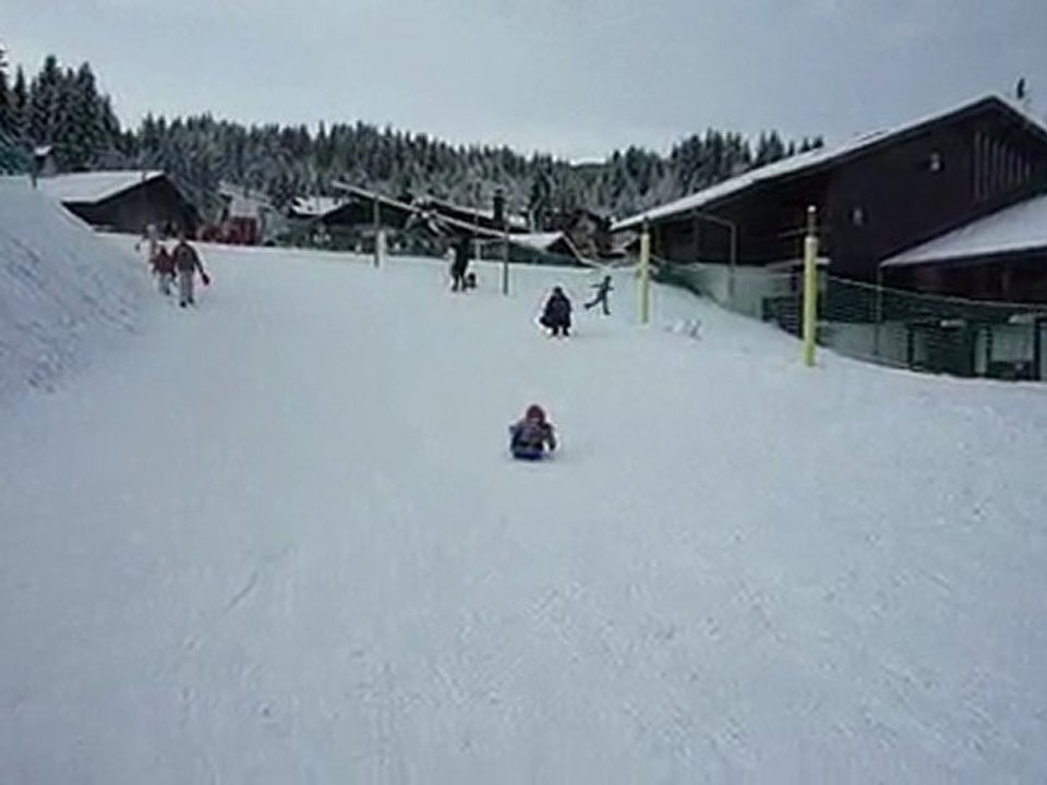 Lola fait de la luge