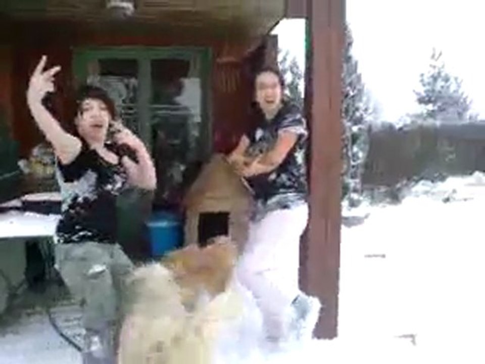 ma copine et ma soeur qui joue dans la neige lol