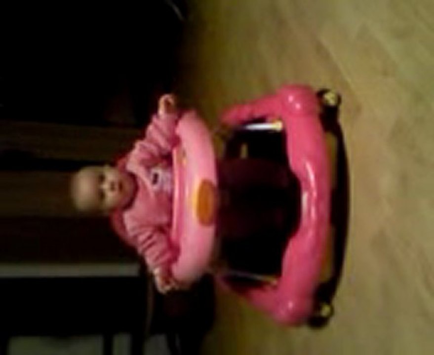 Lilyah dans son trotteur (A'