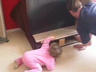 lou qui aide papa a monter le canapé