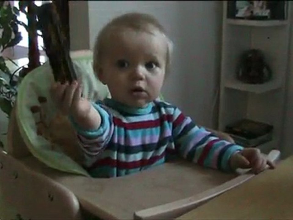 Louise joue de l'harmonica