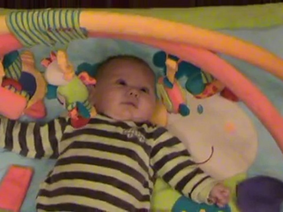 Lucas le 10 janvier 2010, sourires sur le tapis (2 mois 1/2)