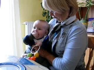 Sur les genoux de mamie Chantal