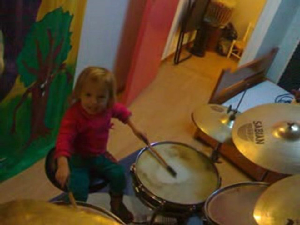 Danaé fait de la batterie