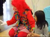 EntertAIner cLOWn wiTH roBOTs bRIngs teArs of haPPiness to d