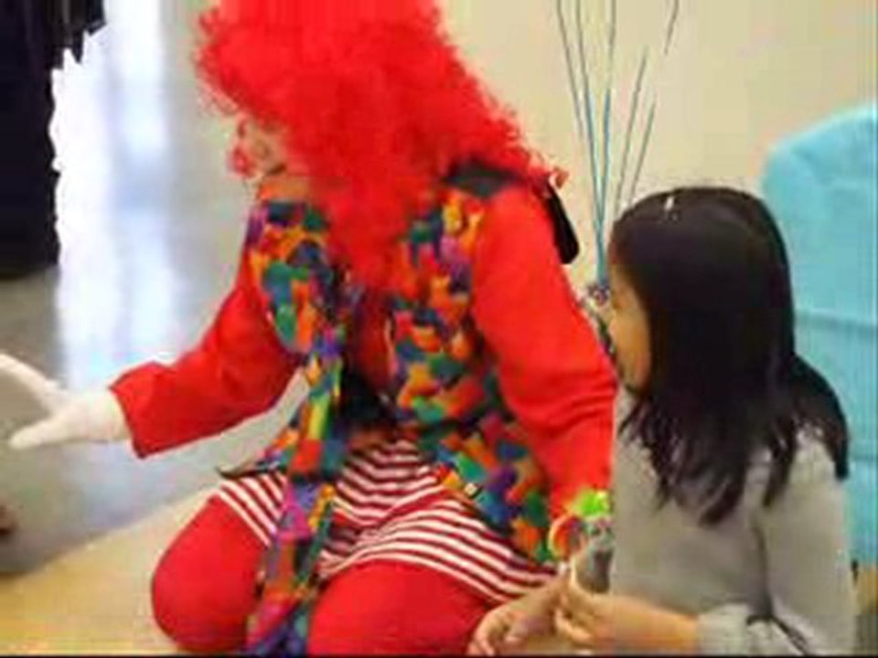 EntertAIner cLOWn wiTH roBOTs bRIngs teArs of haPPiness to d