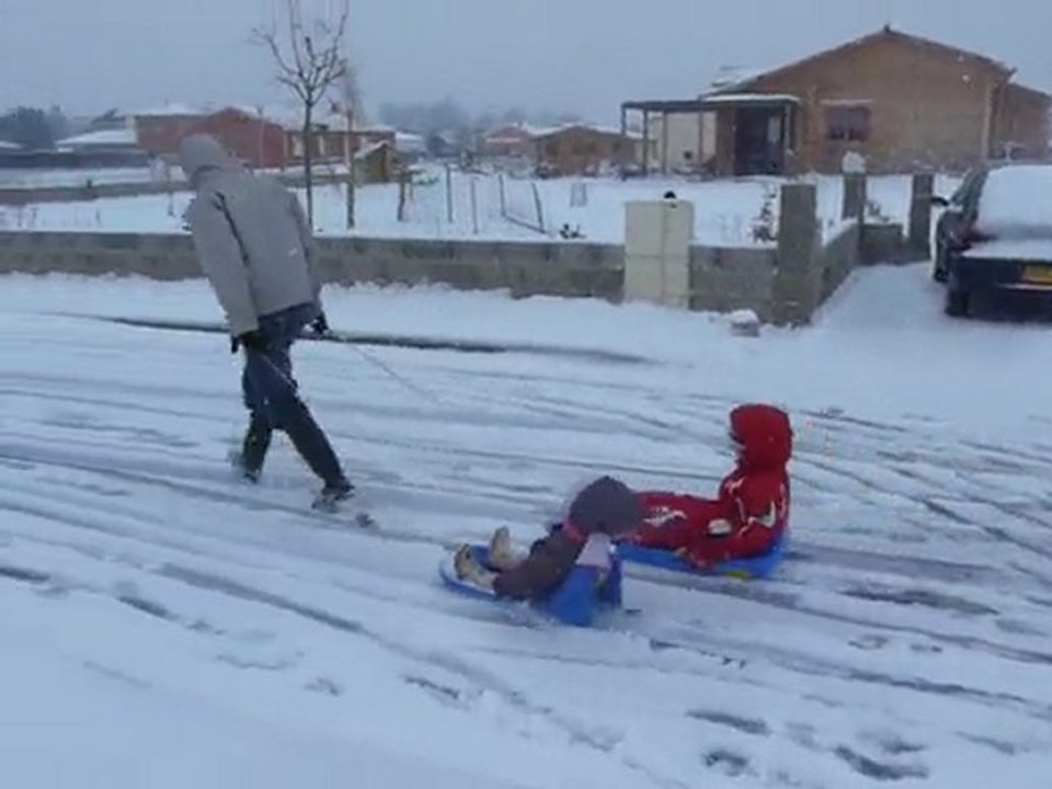 Lucile et Juline font de la luge avec papa