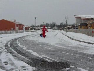 Lucile tire Archibald en luge