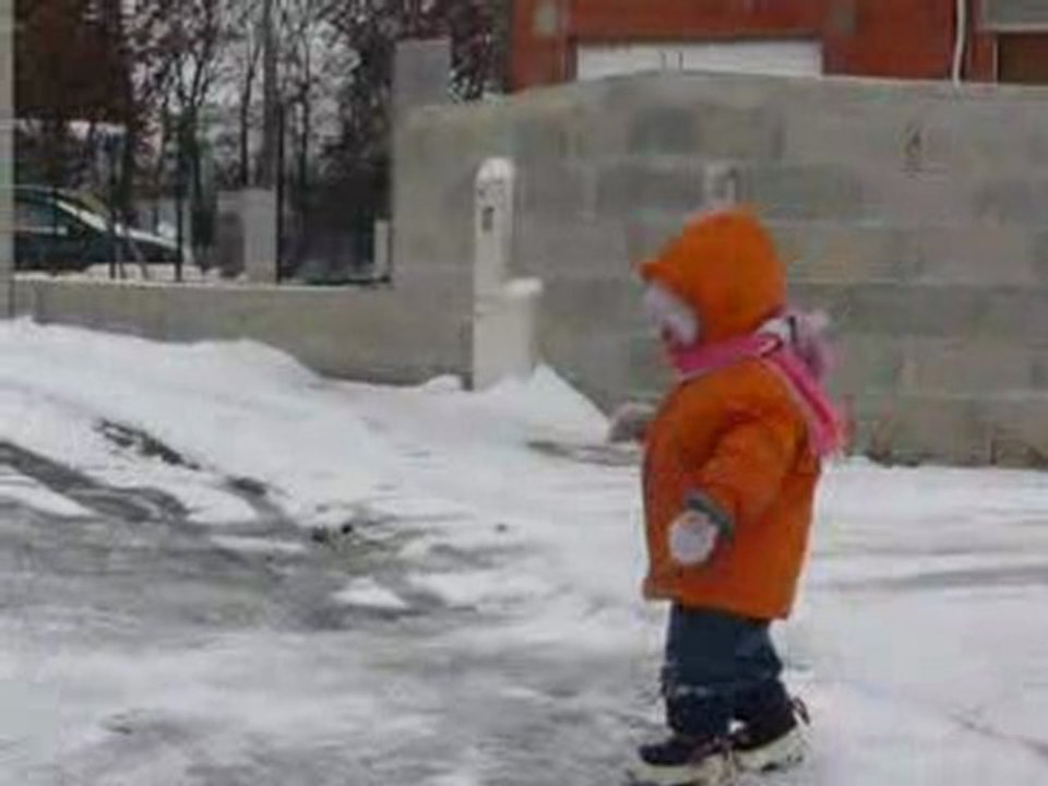 Juline marche encore sous la neige