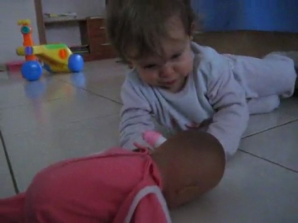 mila et sa poupée