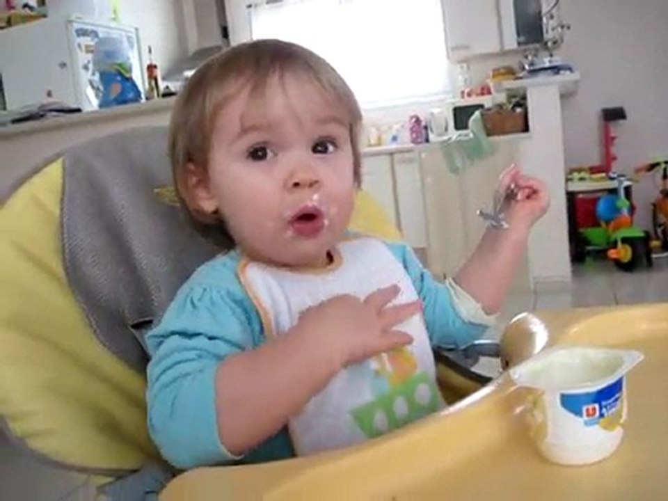 mila mange son yaourt seule