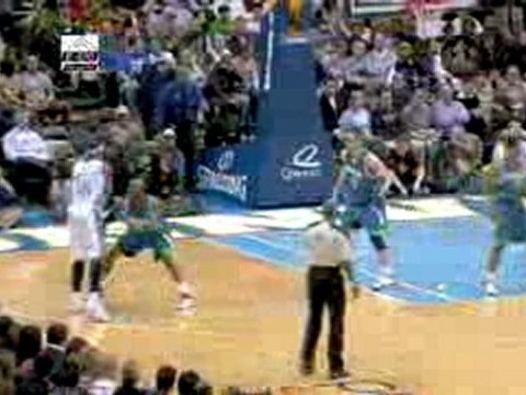 Carmelo Anthony tosses a nice pass with his left hand to Chr