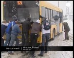 Bus coincé dans la neige en Pologne