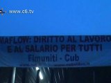 A Trezzano gli operai della Maflow salgono sul tetto