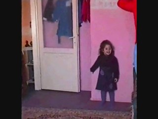 Depresyondayım 🎶: 3 Yaşındaki Tatlı Kızın Komik Şarkı Anlatımı