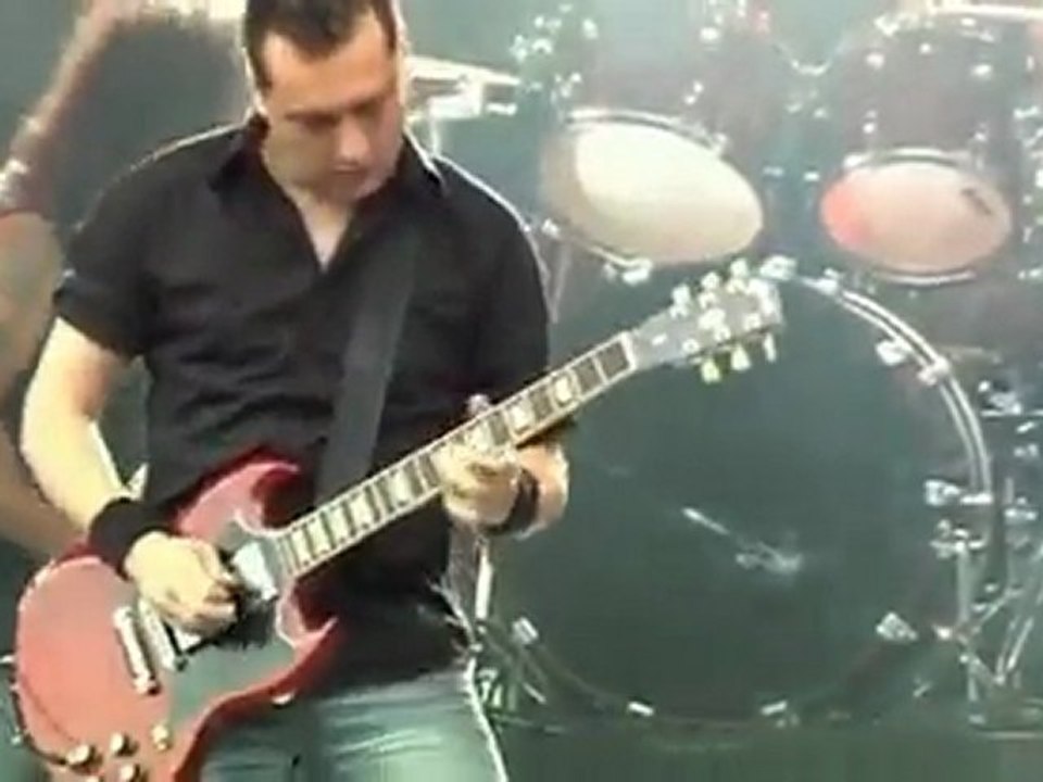 AC/DC  Back in Black cover machine gun raimesfest 2009