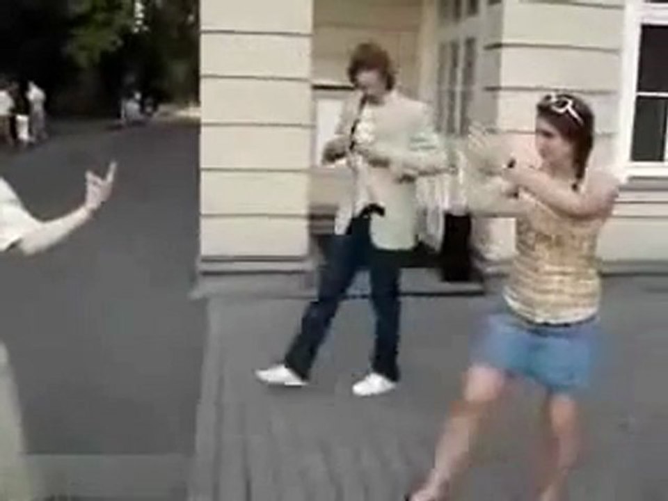 La copine de régis fait du karaté