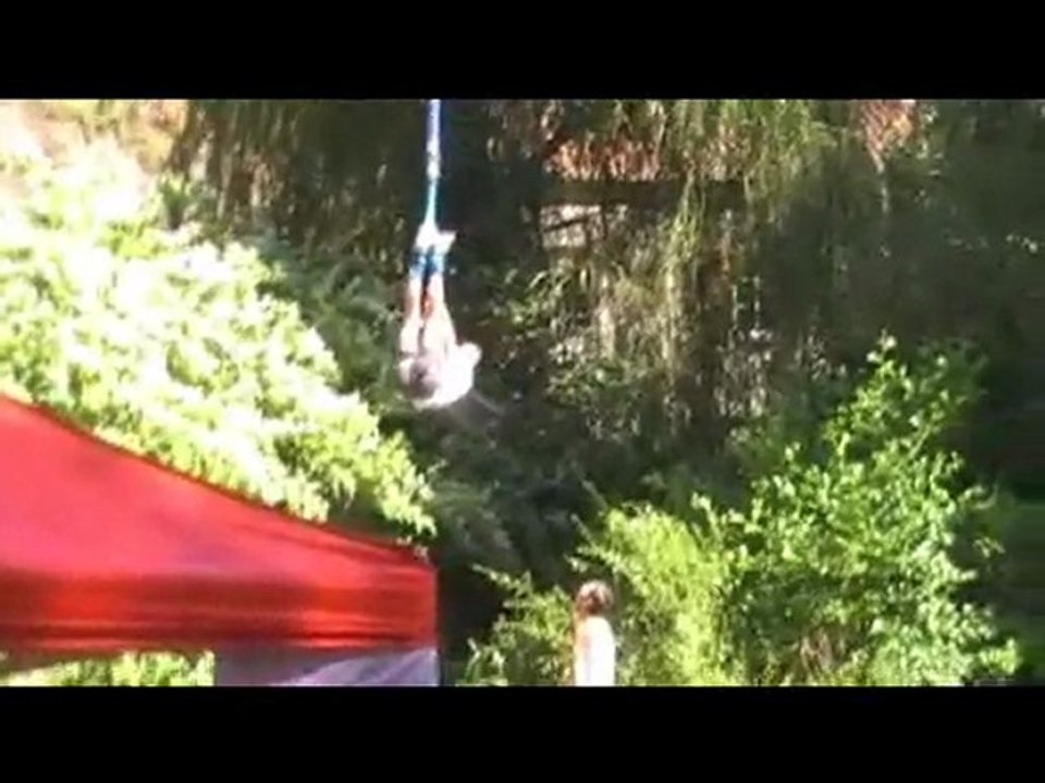 damien saute a l'élastique