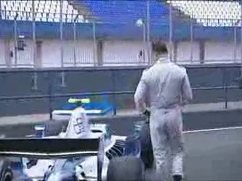 Michael Schumacher GP2 aracı direksiyonunda-trformula1.com