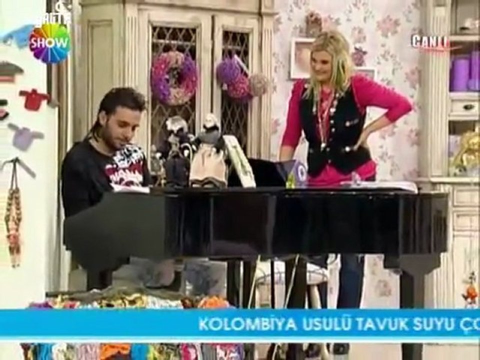 Ismail YK - Piyano ile Nerdesin şarkısını söylüyor [Deryalı