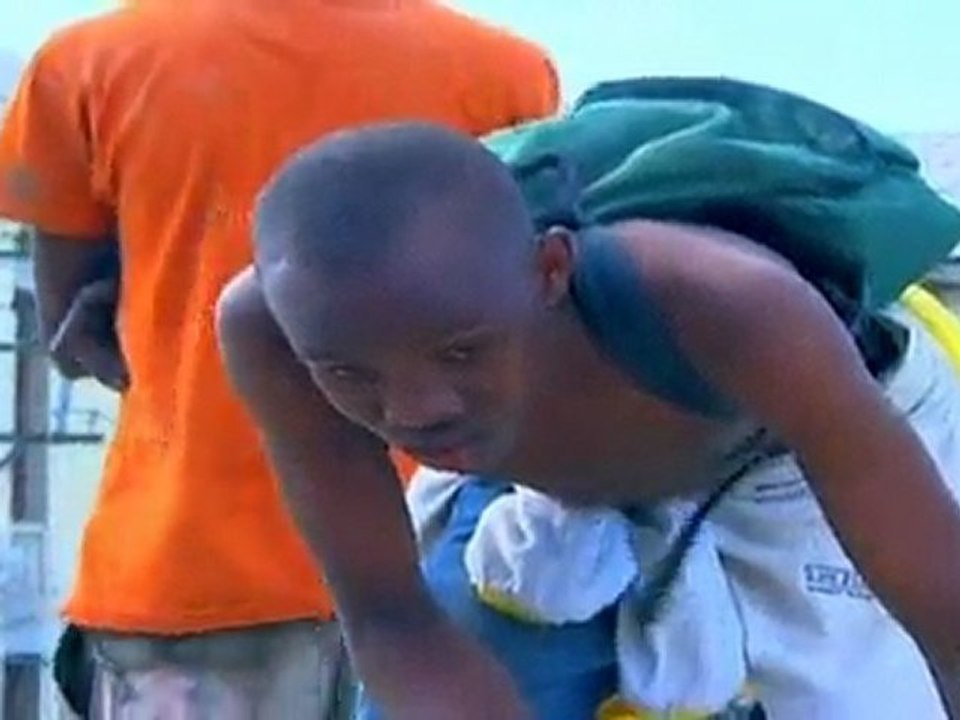 Une haitienne coincée dans les décombres