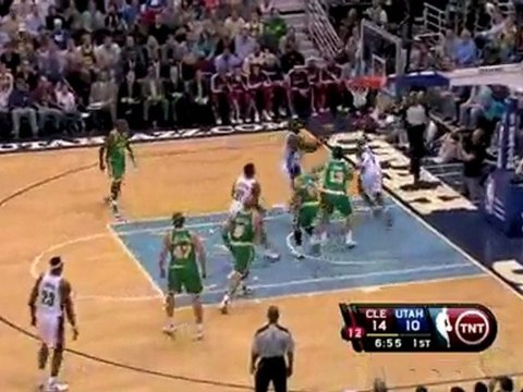 Mo Williams throws a nice pass to Shaquille O'Neal, who fini