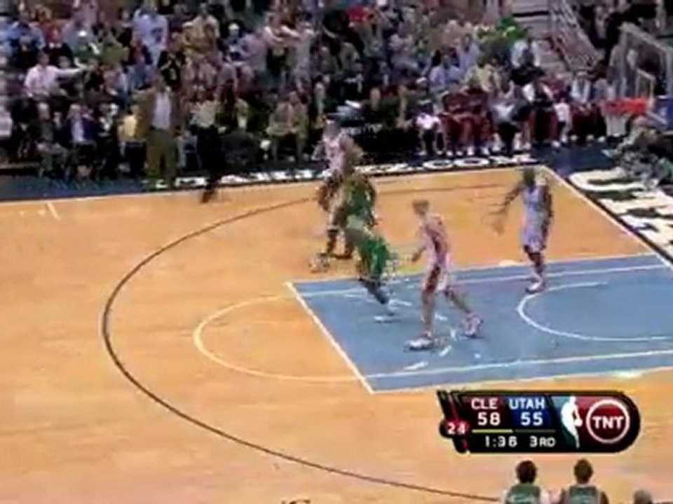 Delonte West throws a nice pass to LeBron James, who finishe