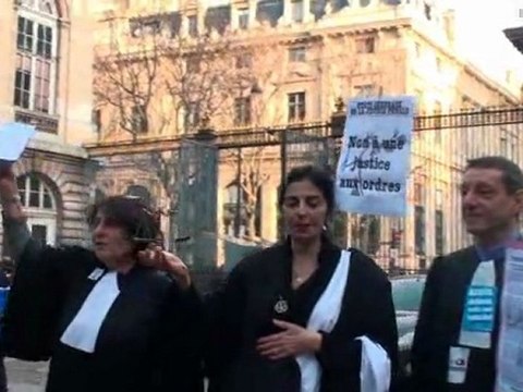 Magistrats: Assis, debout, mais pas couchés