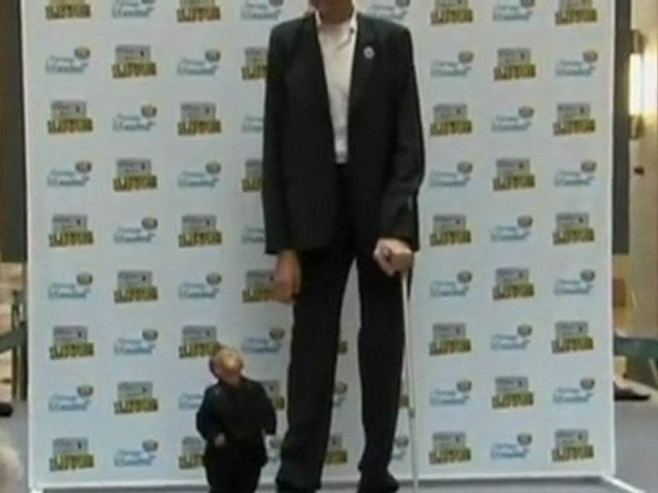 L'homme le plus grand du monde rencontre le plus petit !