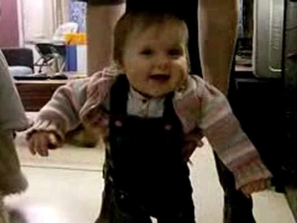 Cerise s'entraine à marcher