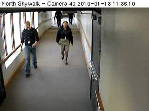 Un criminel qui essaie de sauter à travers une vitre blindée