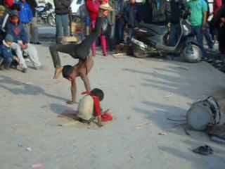 Deux petits saltimbanques à Kathmandou