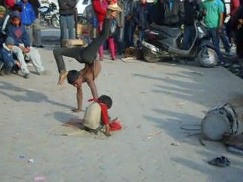 Deux petits saltimbanques à Kathmandou