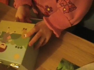 Paula déballe son cadeau