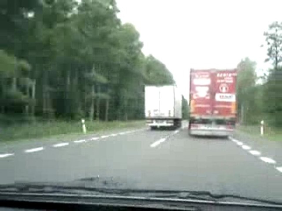 Les camions font la loi depassement camion