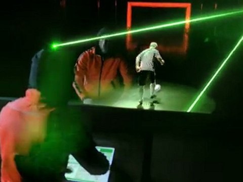 Fernando Torres et Wayne Rooney présentent la Nike T90 Laser