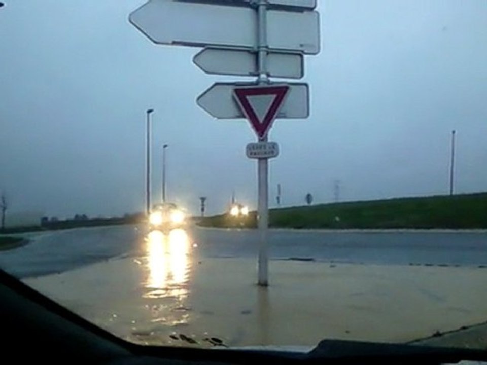 Roro entravers dans un rond point Bmw 735i drift