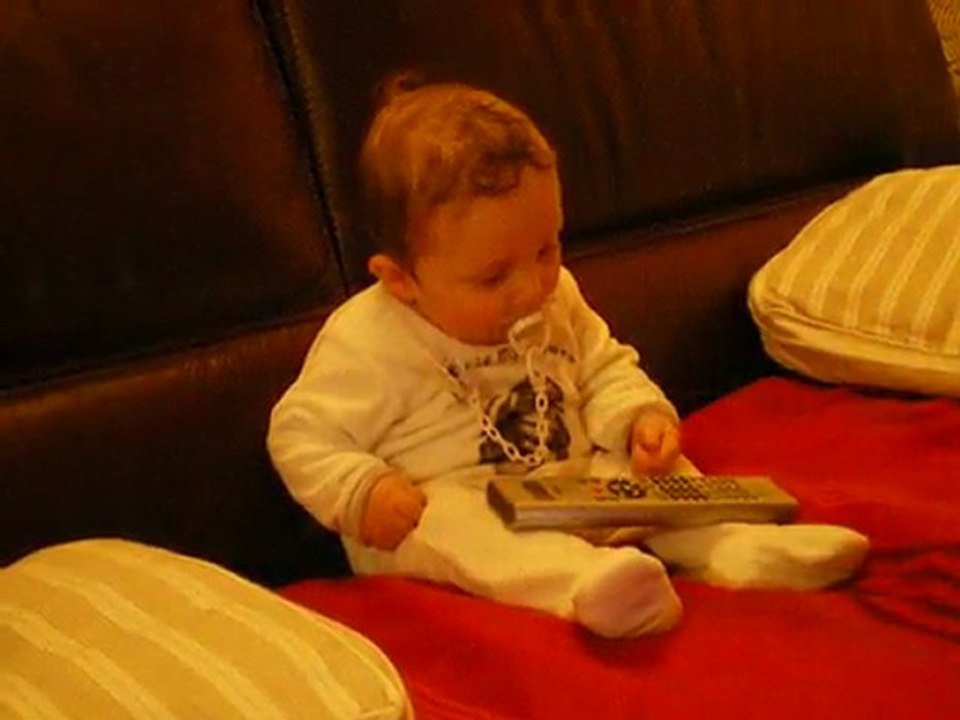 Adriano attrape facilement un objet (suite)