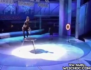 elle tire à l'arc avec ses pieds !!!