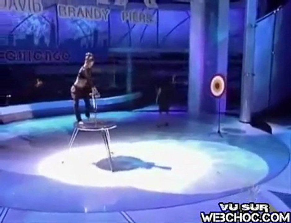 elle tire à l'arc avec ses pieds !!!