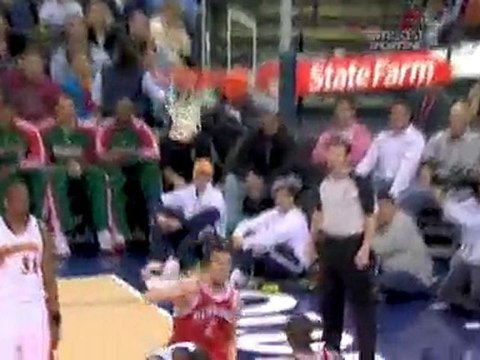 Andrew Bogut throws down the vicious slam on Kelenna Azubuik