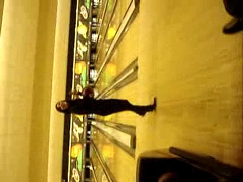 la femme de régis fait du bowling